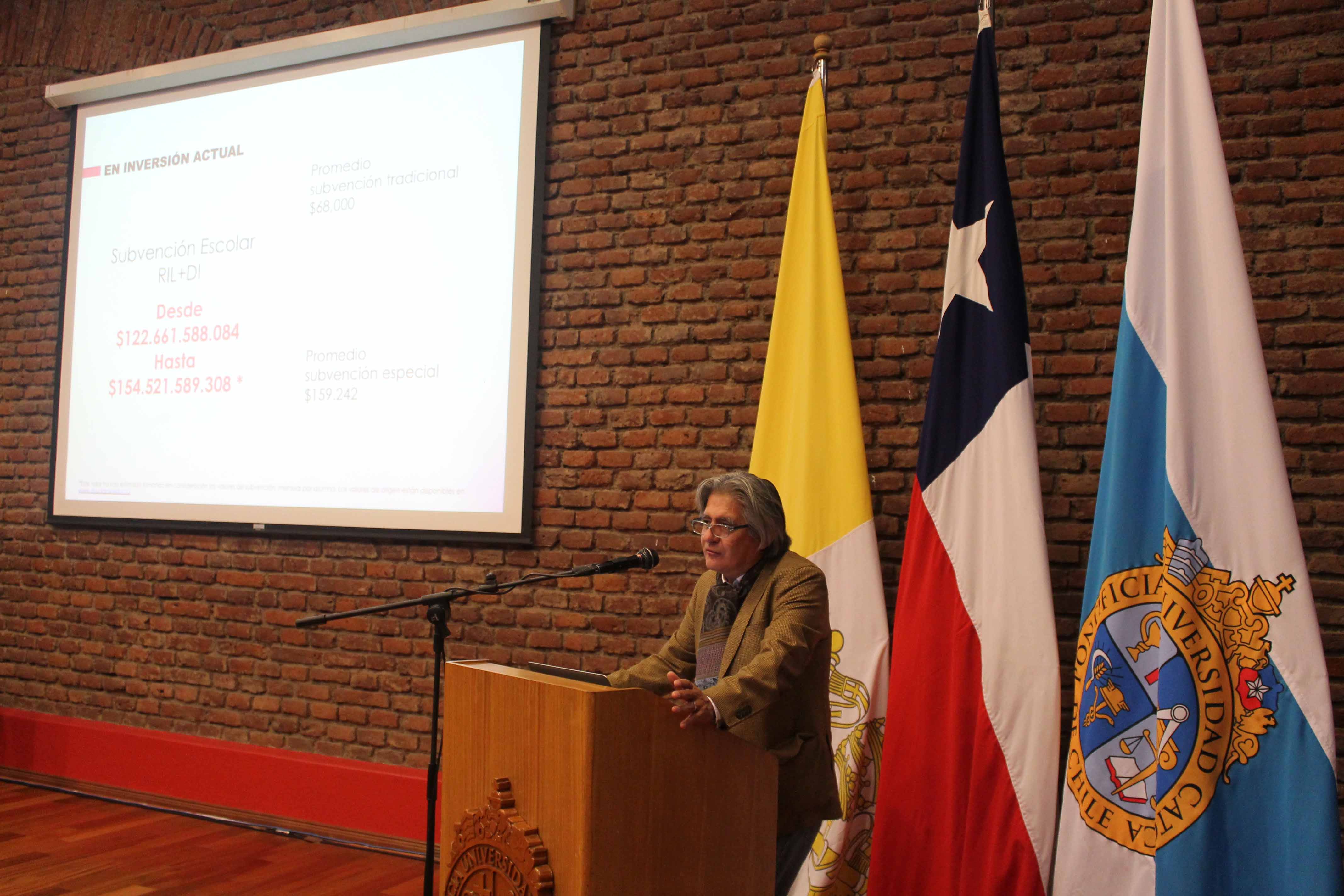 Ricardo Rosas en presentación investigación Seminario UC